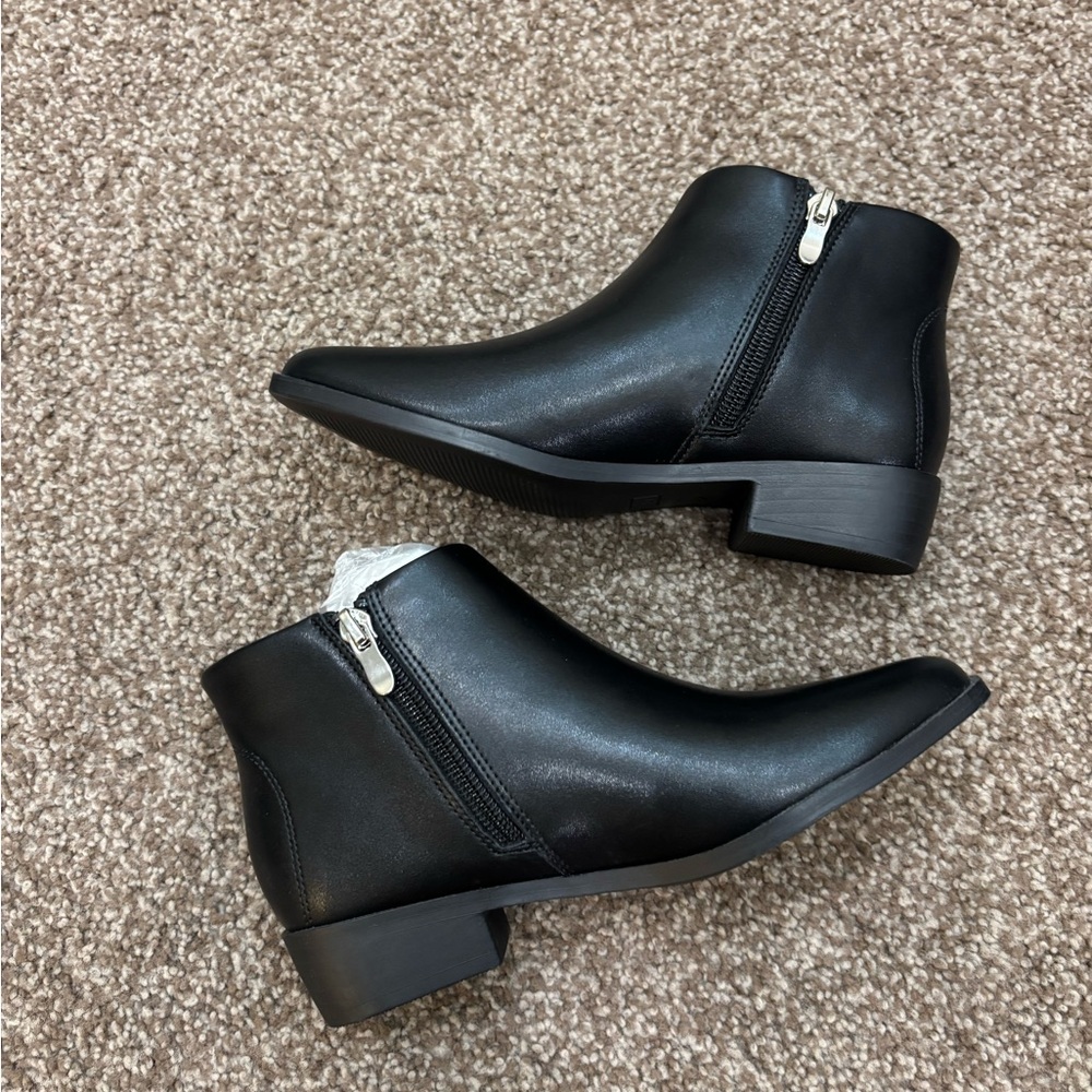 Girl Black Ankle Boots with Zipper New with out tags